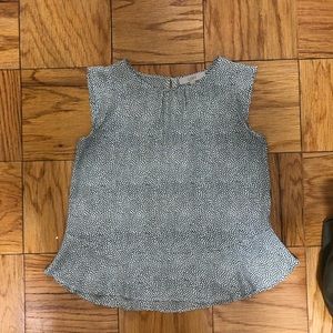 Flowy blouse in white w/ gold/black flower detail